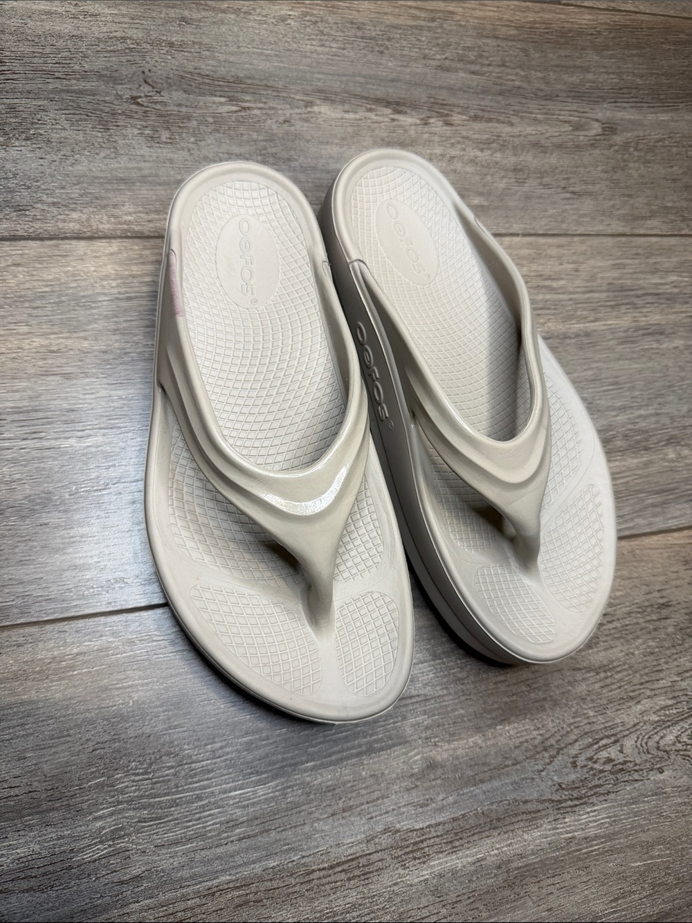 OOFOS OOlala Women’s Comfort Thong Sandals — Light Cream